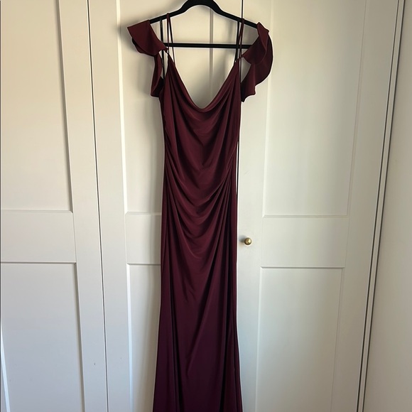 Laundry by Shelli Segal Burgundy Gown Ruched sides and flutter Sleeve | 10 - Picture 3 of 7